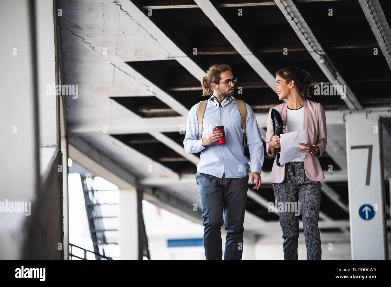 Young business persone per discutere il documento sulla loro wa al lavoro Foto Stock