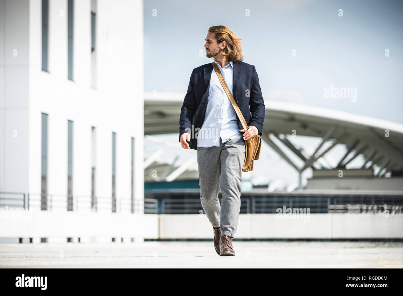 Giovane imprenditore passeggiate in città Foto Stock