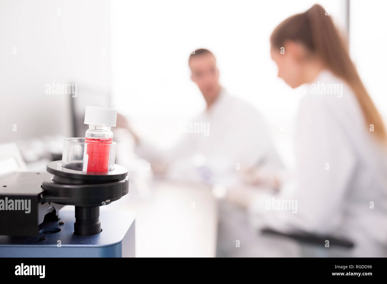 Analizzare il campione nel dispositivo di laboratorio Foto Stock