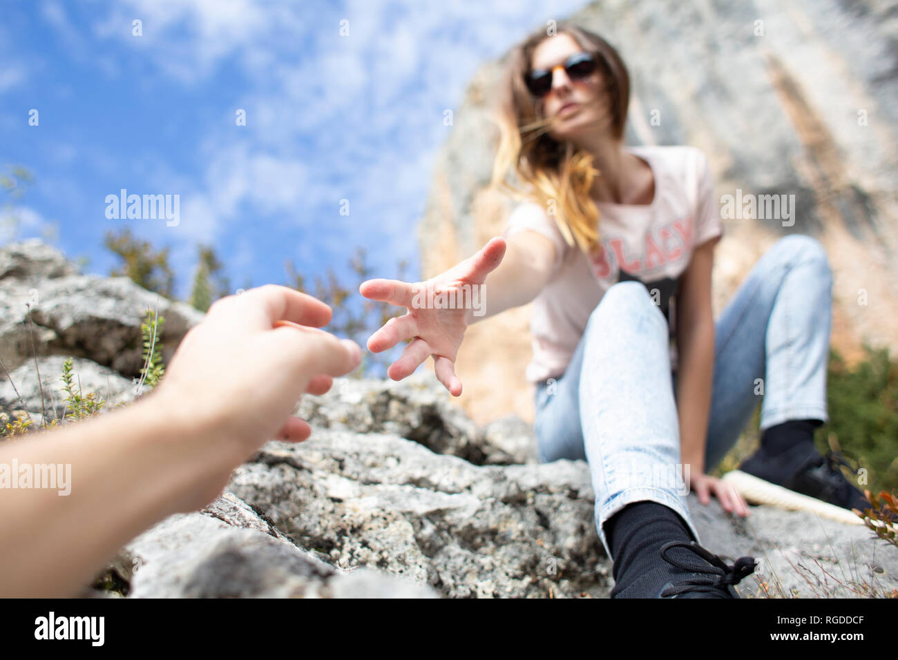 Spagna, Alquezar, giovane donna su un viaggio escursionistico dando una mano Foto Stock