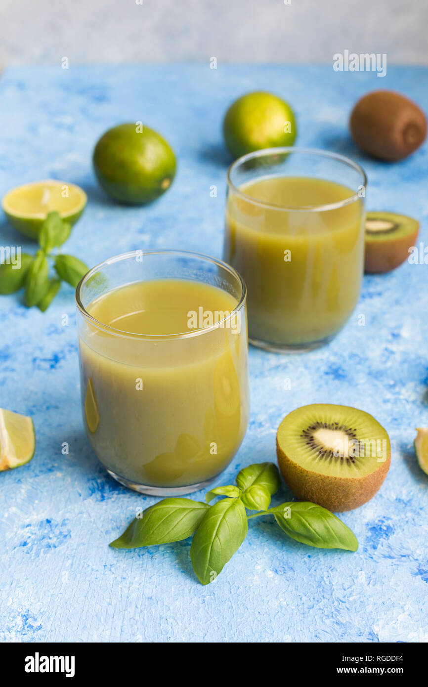 Bicchieri di kiwi di succo di lime Foto Stock