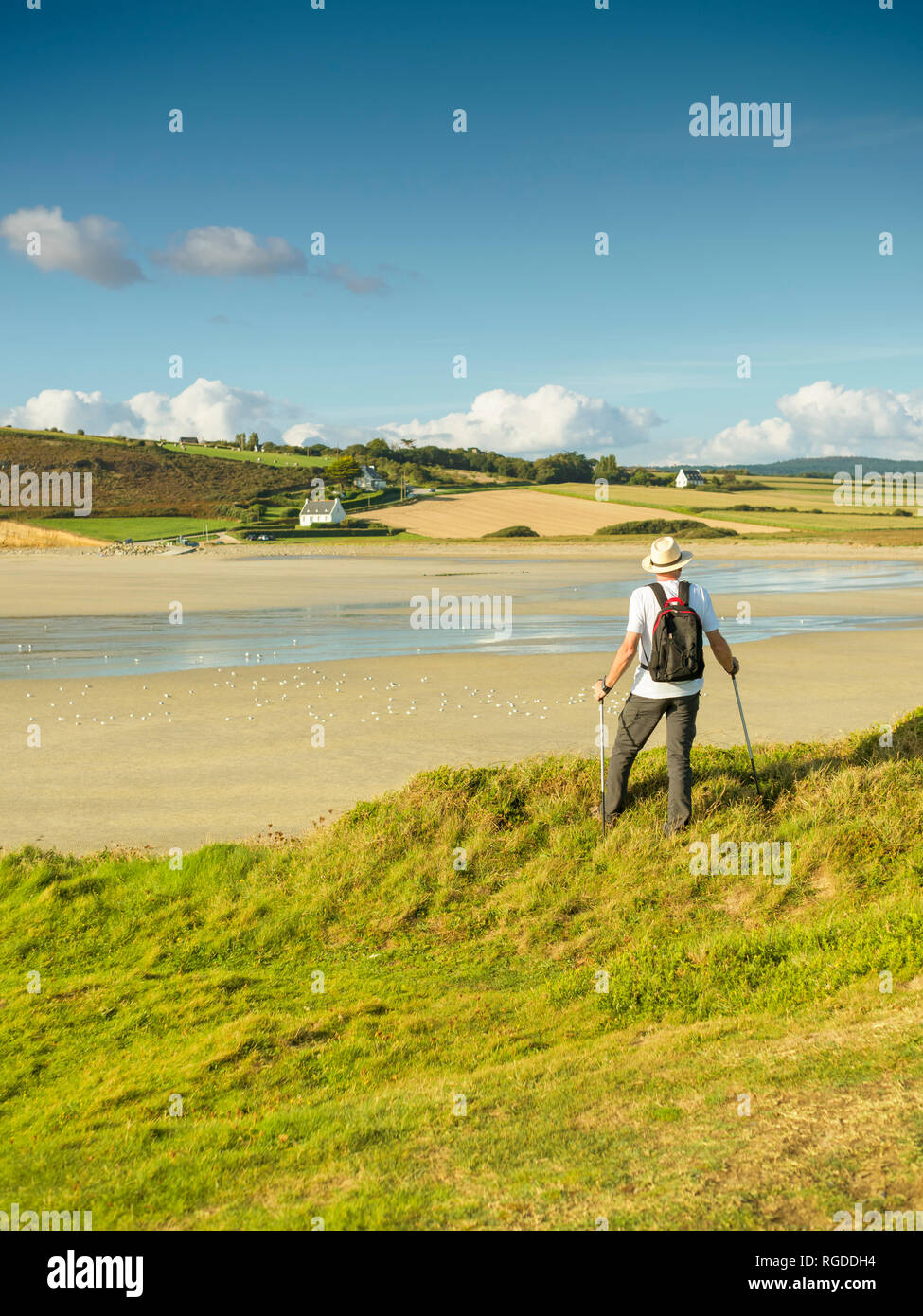 Francia, Bretagne, Active senior escursionismo sulla spiaggia di Treguer Foto Stock
