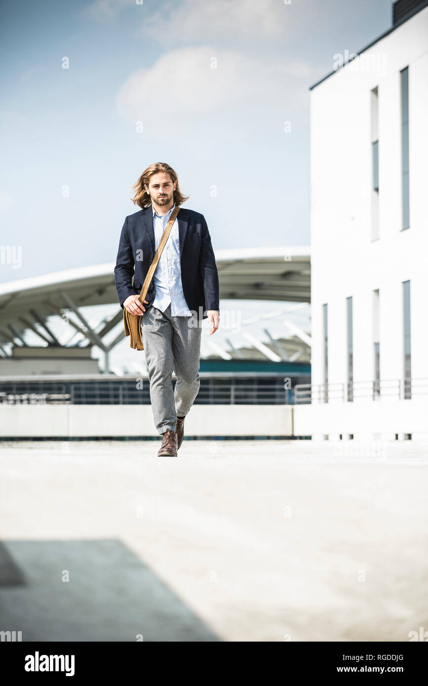 Giovane imprenditore passeggiate in città Foto Stock