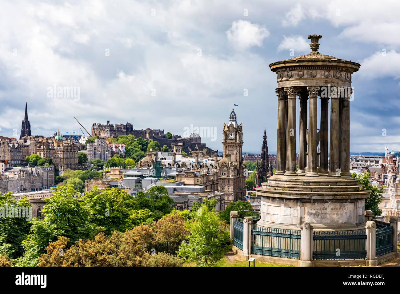 Gran Bretagna, Scozia, Edimburgo, paesaggio urbano della città vecchia, Dugald Stewart monumento, con il Castello di Edimburgo e Monumento Scott e Balmoral Hotel Foto Stock