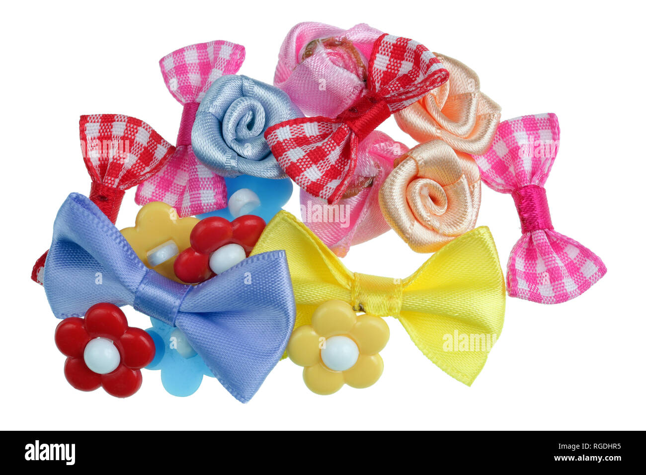 Cotone e fiocchi di raso con fiori di argilla per la Pasqua in casa artigianato. Isolato su bianco studio shot macro Foto Stock