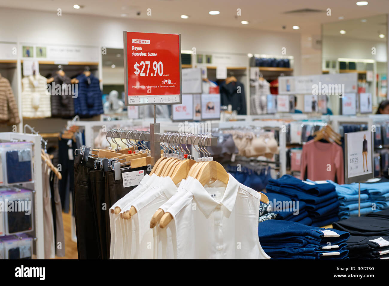 SINGAPORE - circa settembre, 2016: all'interno Uni Qio store all'Aeroporto Changi di Singapore. Uniqlo Co., Ltd. è un giapponese di abbigliamento casual designer, produttore Foto Stock