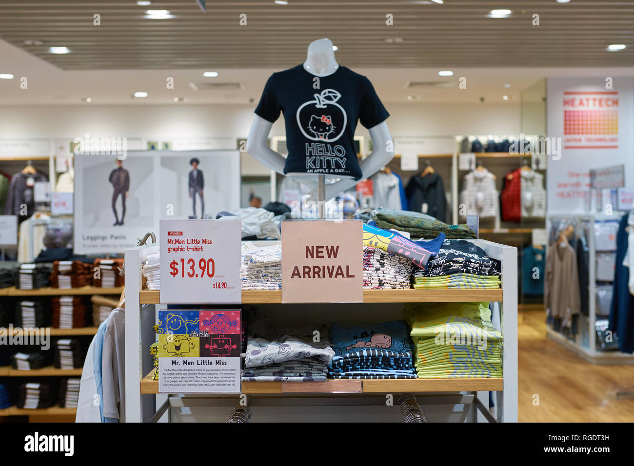 SINGAPORE - circa settembre, 2016: all'interno Uni Qio store all'Aeroporto Changi di Singapore. Uniqlo Co., Ltd. è un giapponese di abbigliamento casual designer, produttore Foto Stock