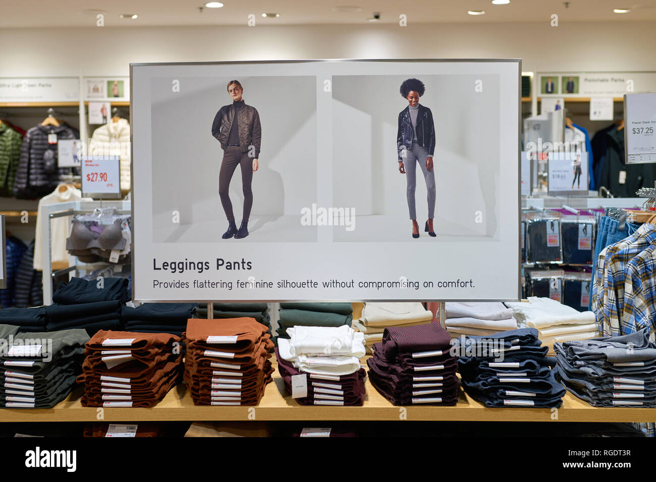 SINGAPORE - circa settembre, 2016: all'interno Uni Qio store all'Aeroporto Changi di Singapore. Uniqlo Co., Ltd. è un giapponese di abbigliamento casual designer, produttore Foto Stock