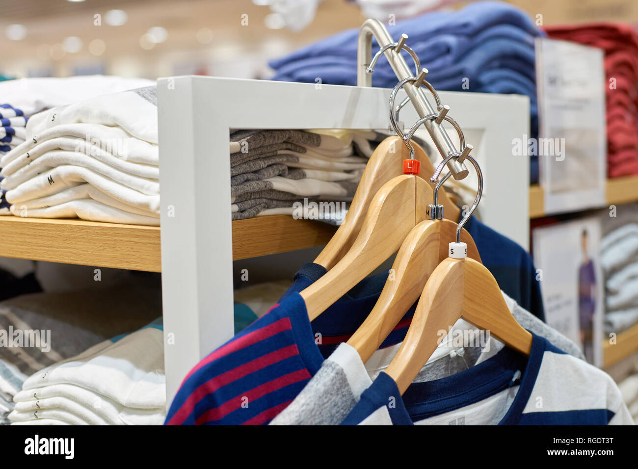 SINGAPORE - circa settembre, 2016: all'interno Uni Qio store all'Aeroporto Changi di Singapore. Uniqlo Co., Ltd. è un giapponese di abbigliamento casual designer, produttore Foto Stock