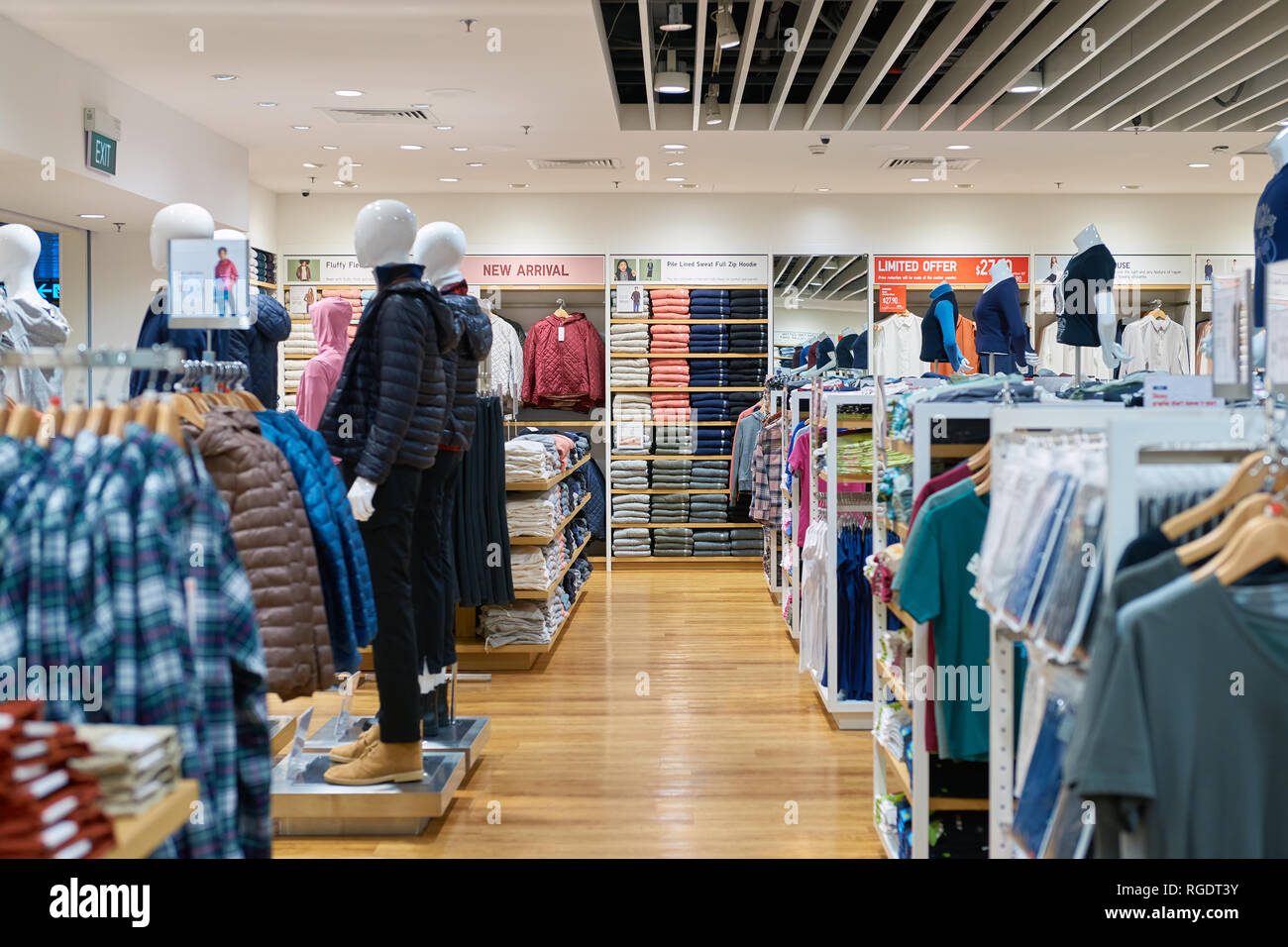 SINGAPORE - circa settembre, 2016: all'interno Uni Qio store all'Aeroporto Changi di Singapore. Uniqlo Co., Ltd. è un giapponese di abbigliamento casual designer, produttore Foto Stock