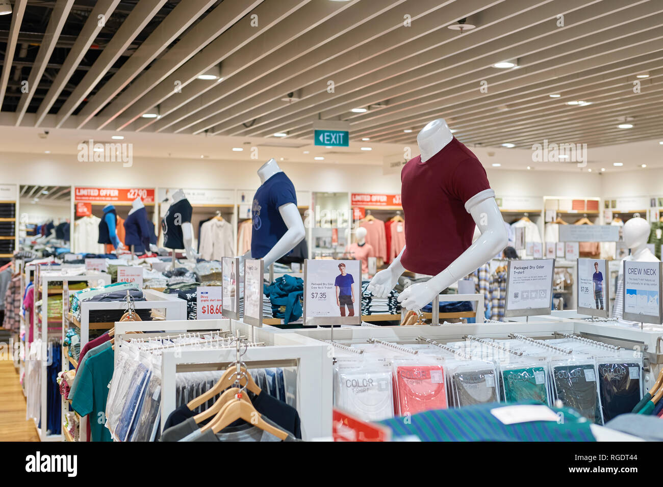 SINGAPORE - circa settembre, 2016: all'interno Uni Qio store all'Aeroporto Changi di Singapore. Uniqlo Co., Ltd. è un giapponese di abbigliamento casual designer, produttore Foto Stock
