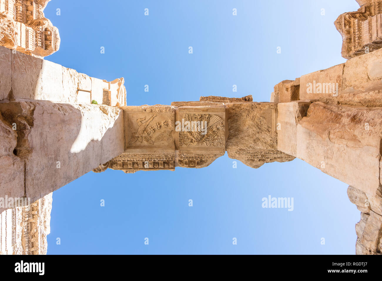 Cupido figura e un'aquila tenendo un araldo è scolpito il personale all'ingresso del tempio di Bacco, Heliopolis rovine romane, Baalbek, Libano Foto Stock