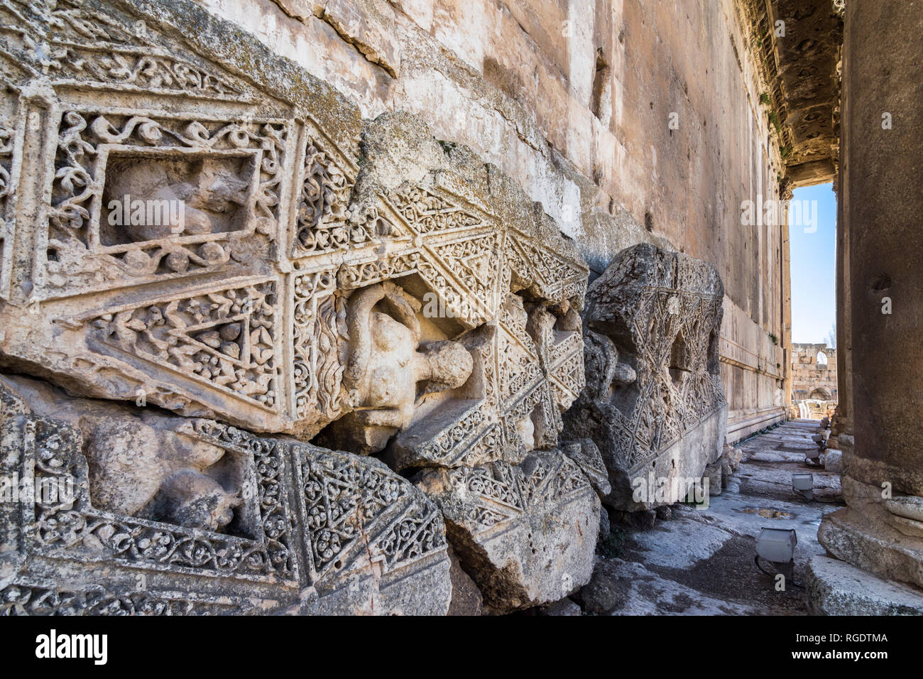 Peristilio del tempio di Bacco con un massiccio di pietra scolpita blocco, Heliopolis rovine romane, Baalbek, Libano Foto Stock