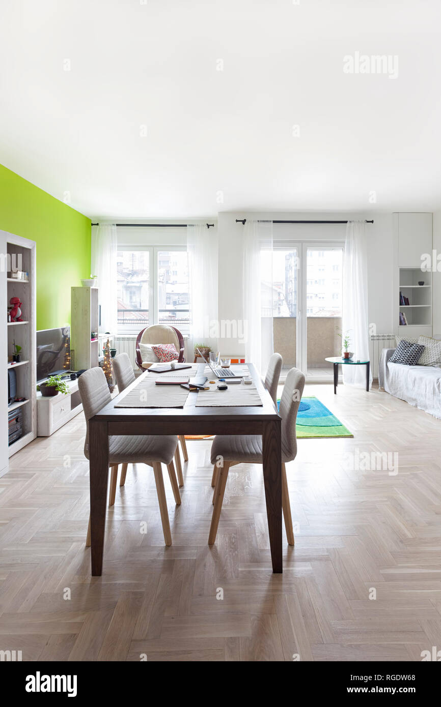 Vista dall'angolo cottura per soggiorno aperto in moderno appartamento design Foto Stock