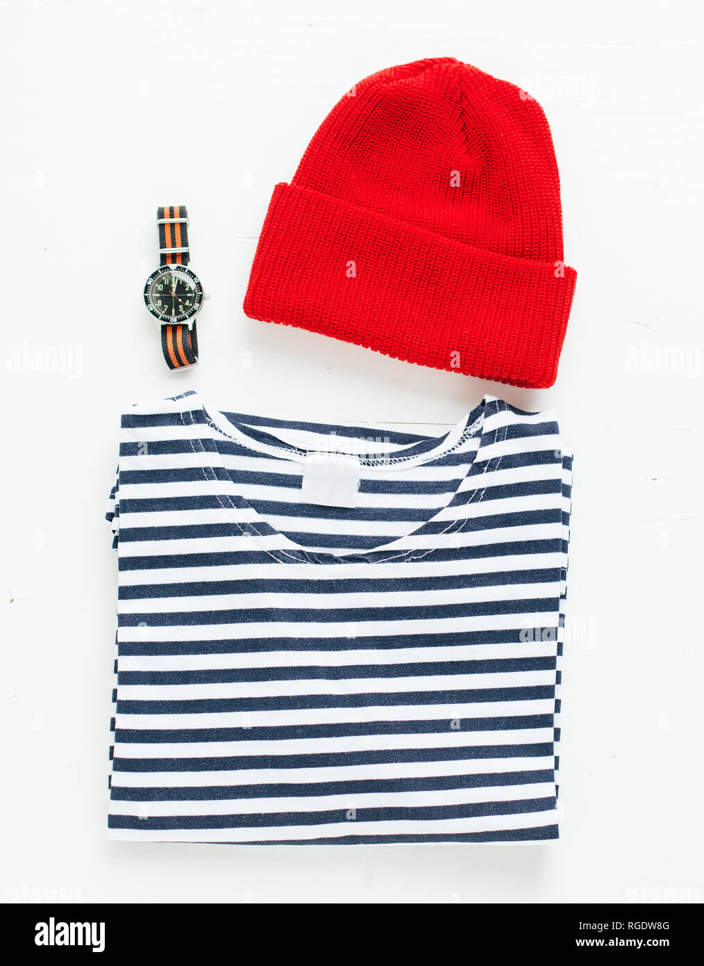 Sailor maglietta a strisce rosse e cappello di lana con diving watch Foto Stock