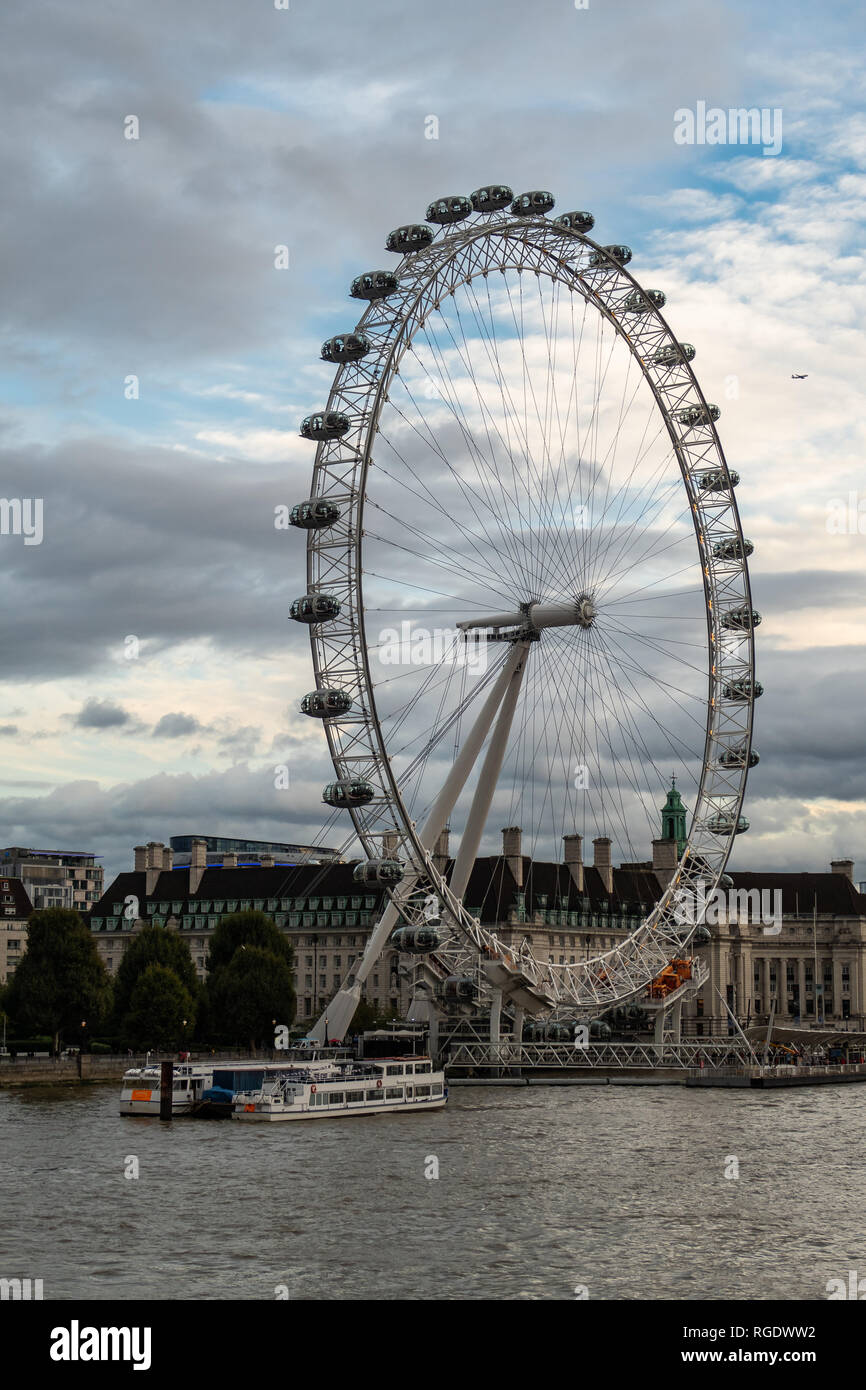 Londra - Regno Unito, 2 ottobre 2018: Coca-cola London Eye dal Hungerford Bridge. Foto Stock