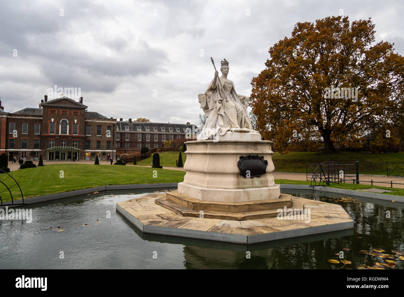 Statua in marmo della regina Victoria nella sua incoronazione accappatoi progettato da sua figlia Principessa Luisa la Duchessa di Argyll nel 1893. La statua si trova Foto Stock