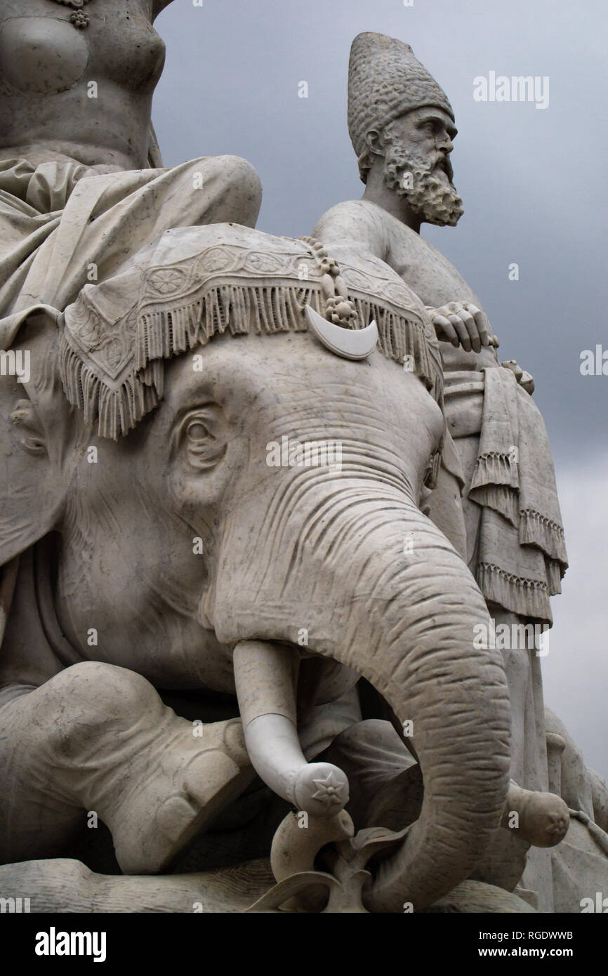 Statua di elefante, parte dell'Albert Memorial Situato nella zona londinese di Kensington Gardens, Regno Unito. Foto Stock