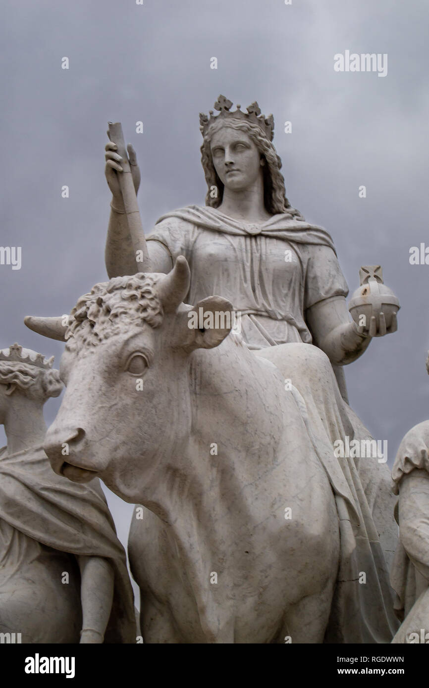 Statua di una Principessa a cavallo di una mucca, parte dell'Albert Memorial. Situato in giardini di Kensington, London, Regno Unito. Foto Stock