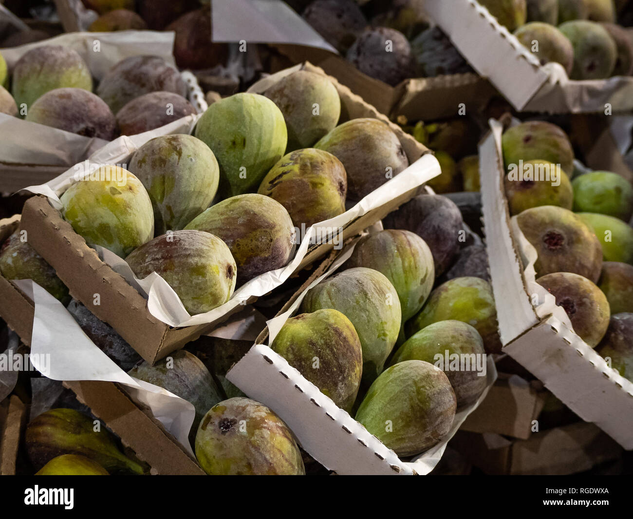 Fichi freschi ad una produzione fresca stallo in London Borough Market. Foto Stock