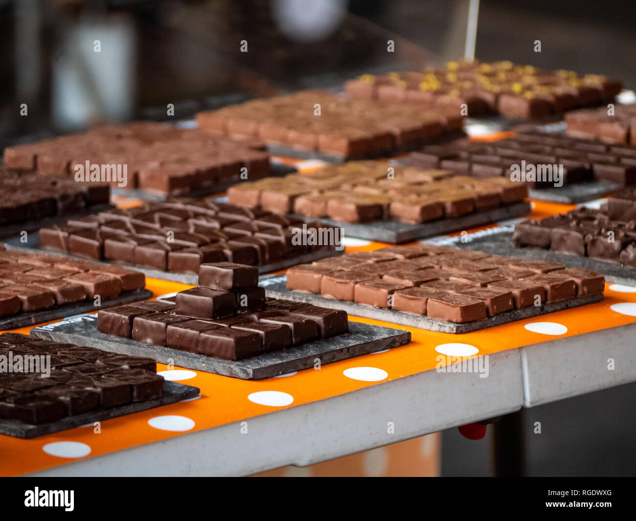 Cioccolatini di lusso sul display a un Chocolatier nel sud di Londra, Regno Unito Foto Stock