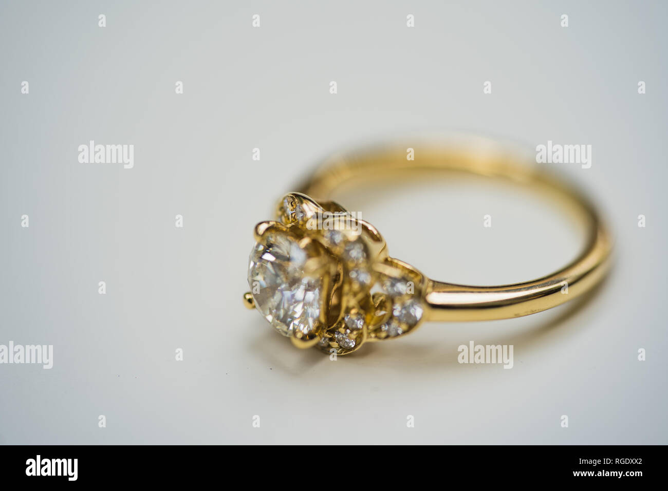 Un oro diamanti anello di fidanzamento Foto Stock