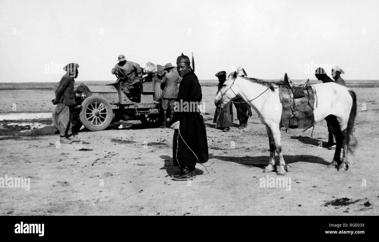 Mongolia, Beijing-Paris raid, Italia si arresta in corrispondenza di un pozzetto nel Deserto del Gobi, 1907 Foto Stock