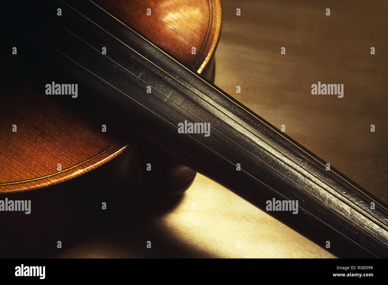 Primo piano vista sul vecchio violino polverosi, dettagli di legno e struttura. Foto Stock