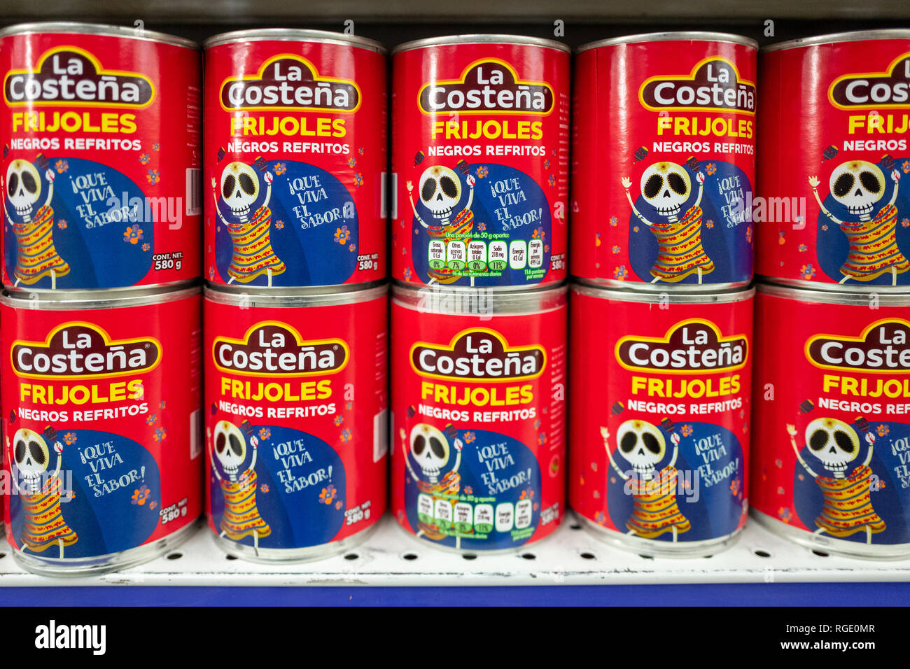 Scatole di refried fagioli in vendita a Città del Messico Foto Stock