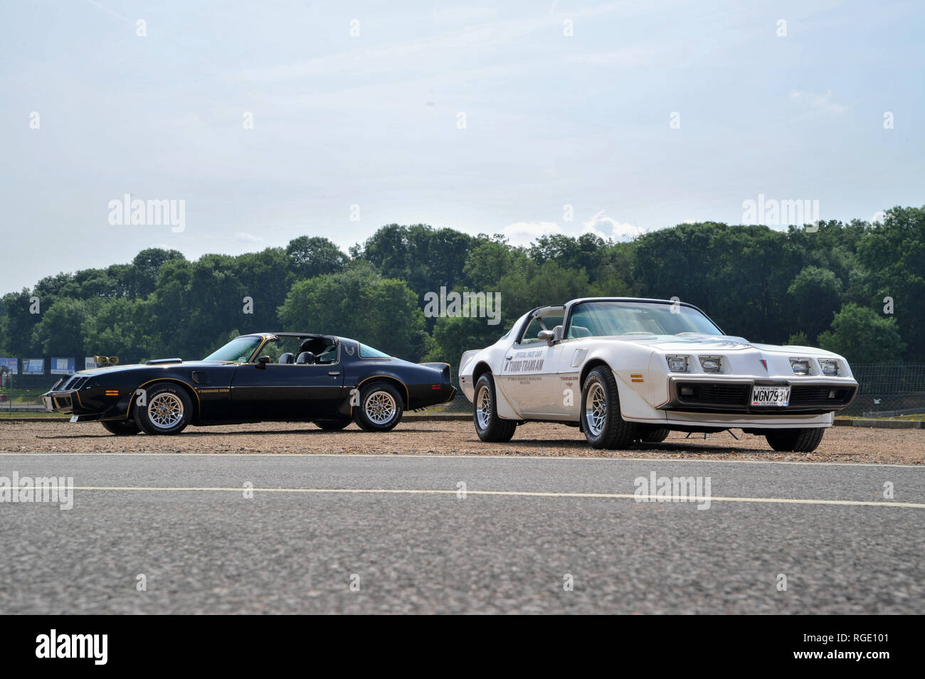 Nero 1980 Pontiac Trans Am e bianco 1981 Trans Am Turbo - Classic American Sports Cars Foto Stock