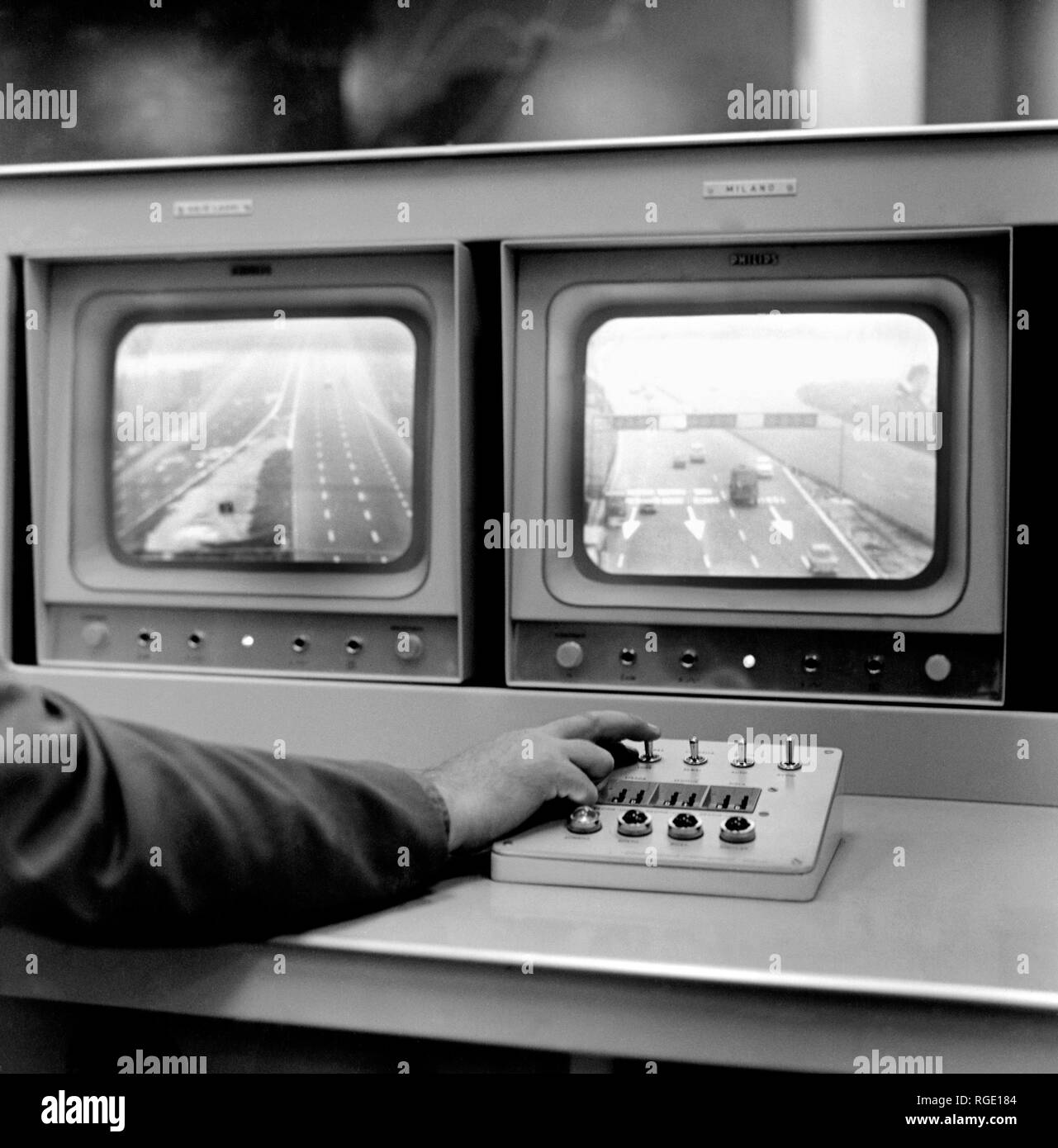 Il controllo del traffico in Milano, 1966 Foto Stock