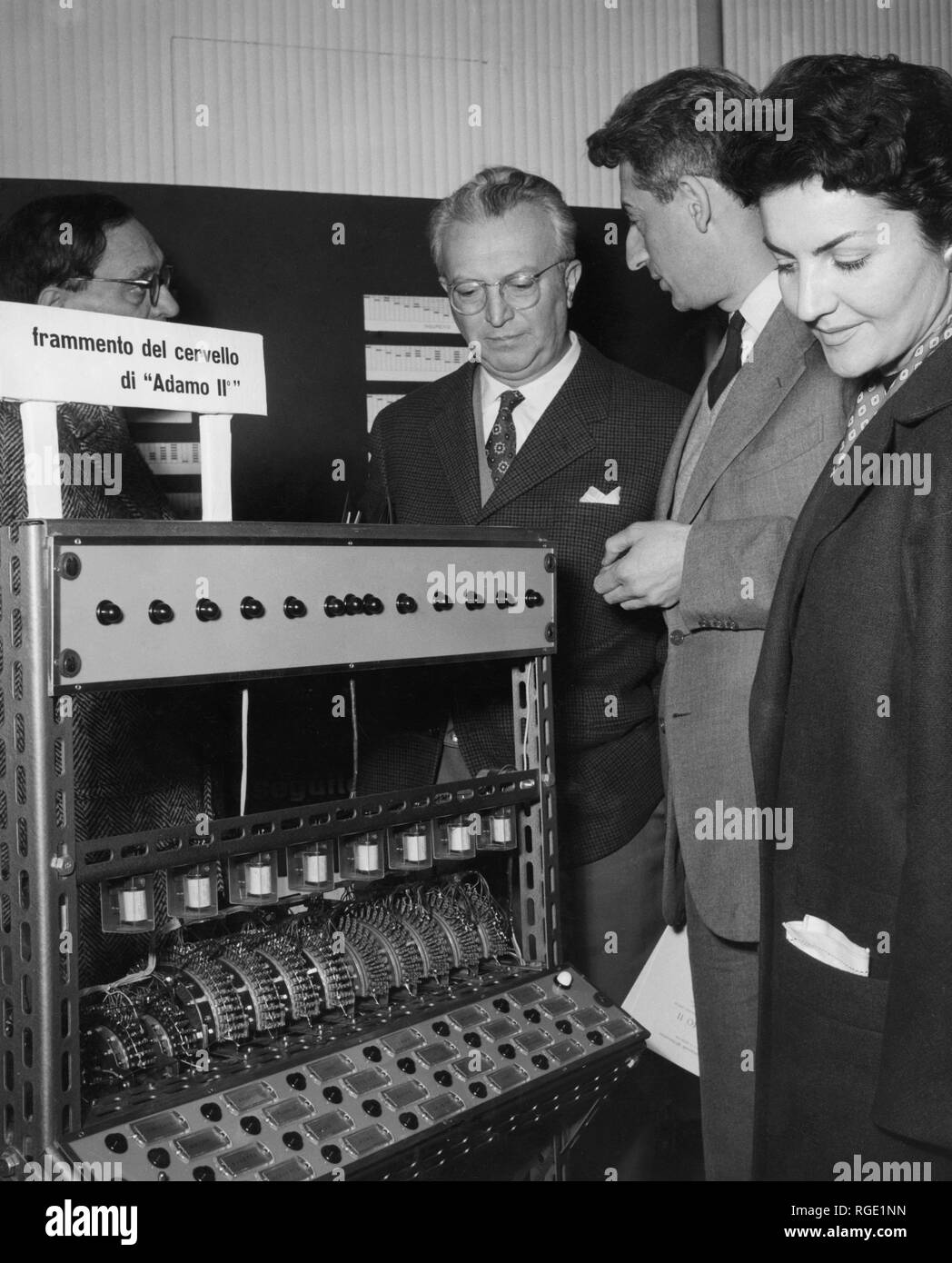 Silvio ceccato presenta al presidente della Repubblica Giovanni Gronchi il frammento del cervello di Adam II, la prima esposizione di automazione in Milano, Aprile 1957 Foto Stock