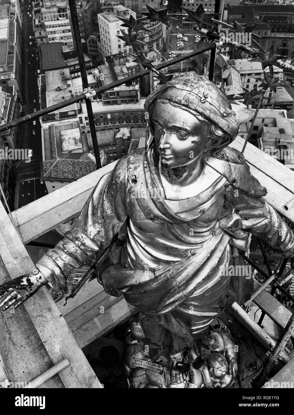 La Madonnina del Duomo di Milano prima del restauro, 1967 Foto Stock