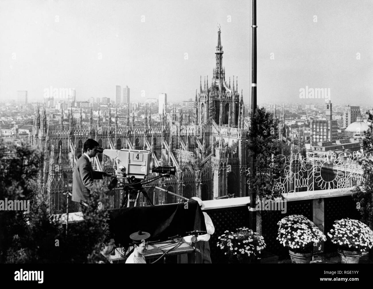 La registrazione televisiva con lo sfondo del duomo di Milano, 1964 Foto Stock