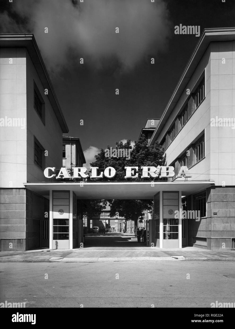 Ingresso della Carlo Erba industria, a Milano, 1956 Foto Stock