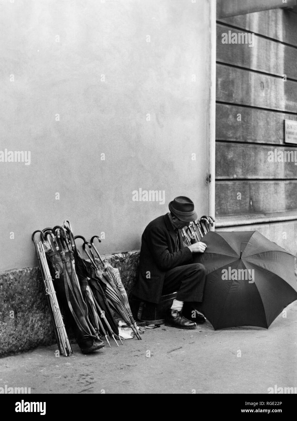 Milano, corso Magenta, passeggiate riparatore di ombrelli, 1960 Foto Stock