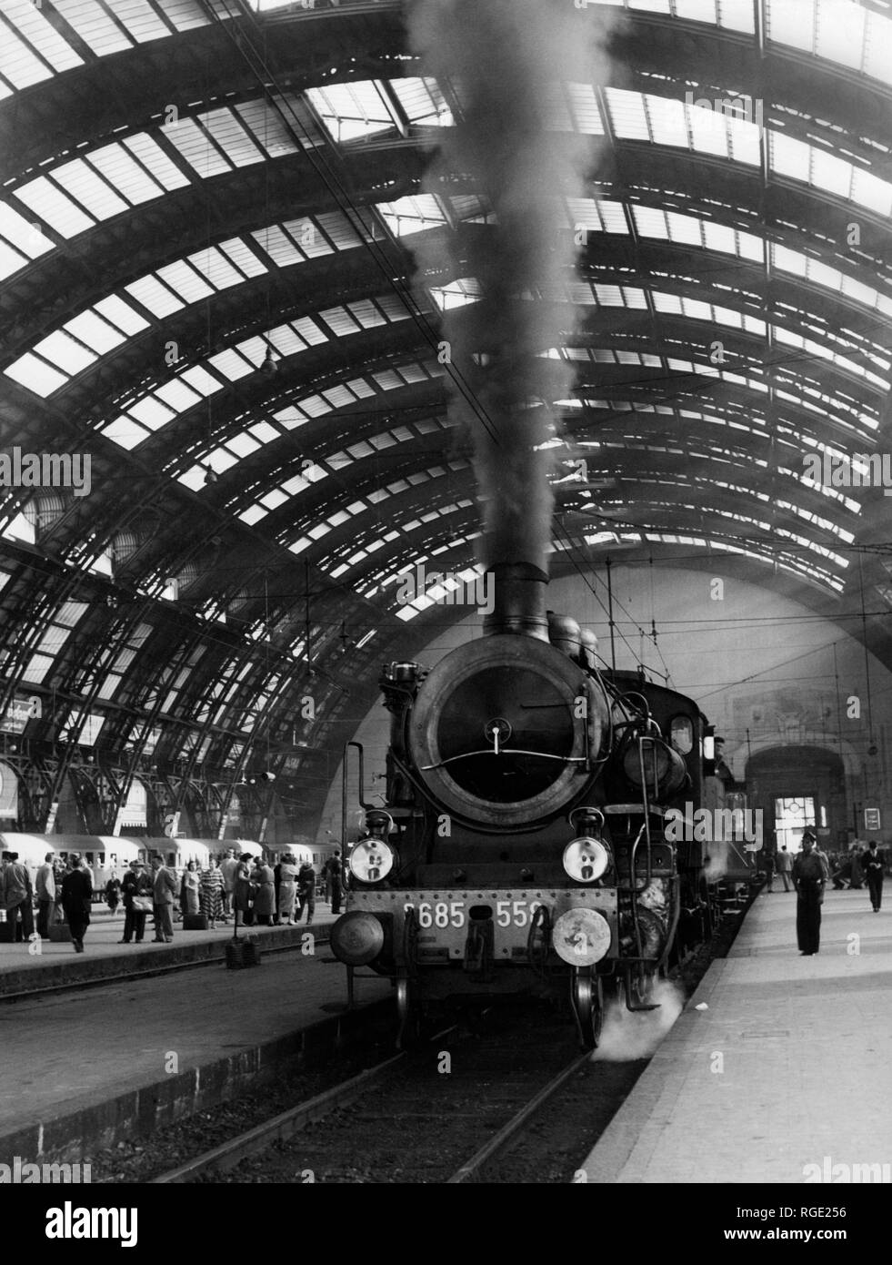 L'Italia, Lombardia, Milano, treno in partenza dalla stazione centrale, 1955 Foto Stock