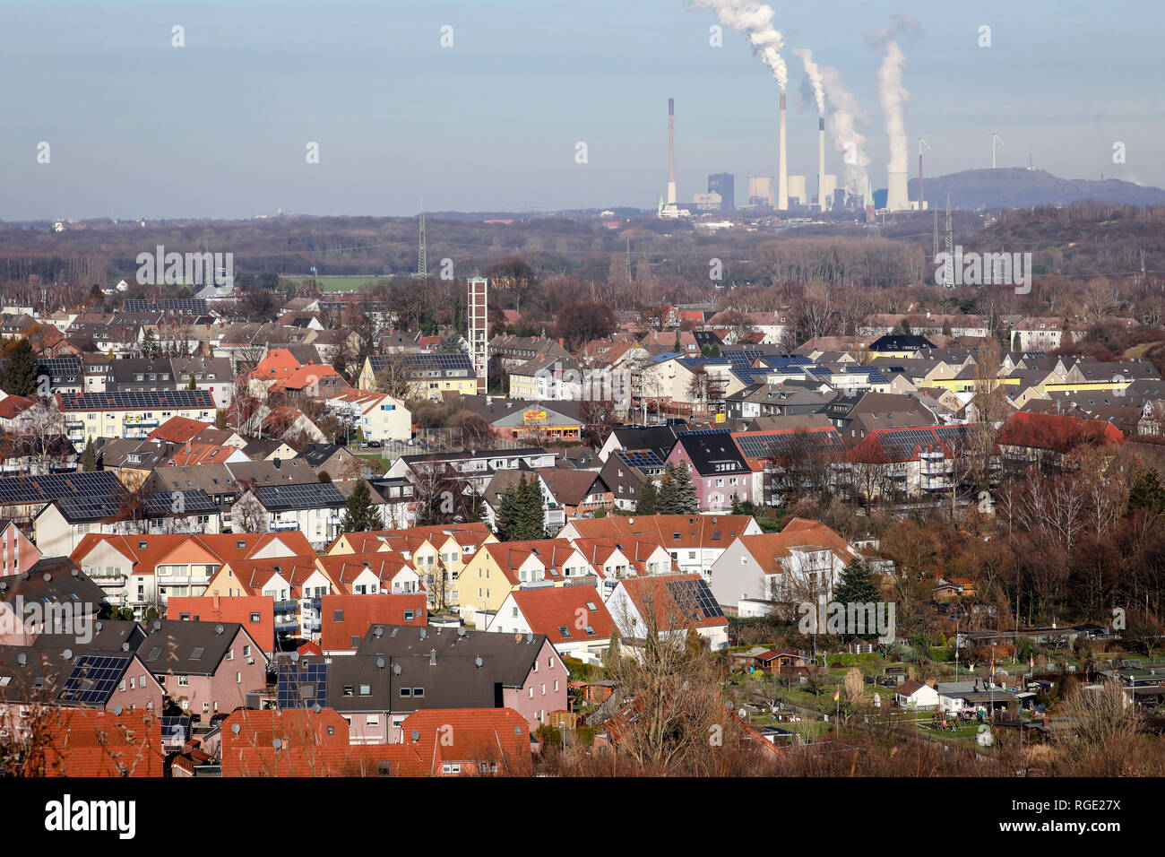 Bottrop, la zona della Ruhr, Renania settentrionale-Vestfalia, Germania - Bottrop, complesso residenziale con molti tetti solari, dietro il Scholven Power Plant, un impianto di alimentazione di Foto Stock