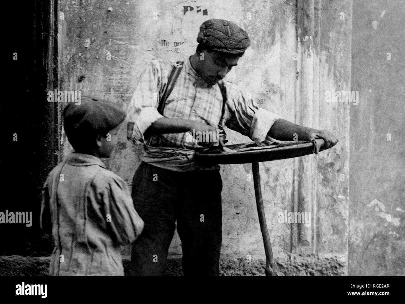 L'italia, milano, venditore di castagnaccio, 1910 Foto Stock
