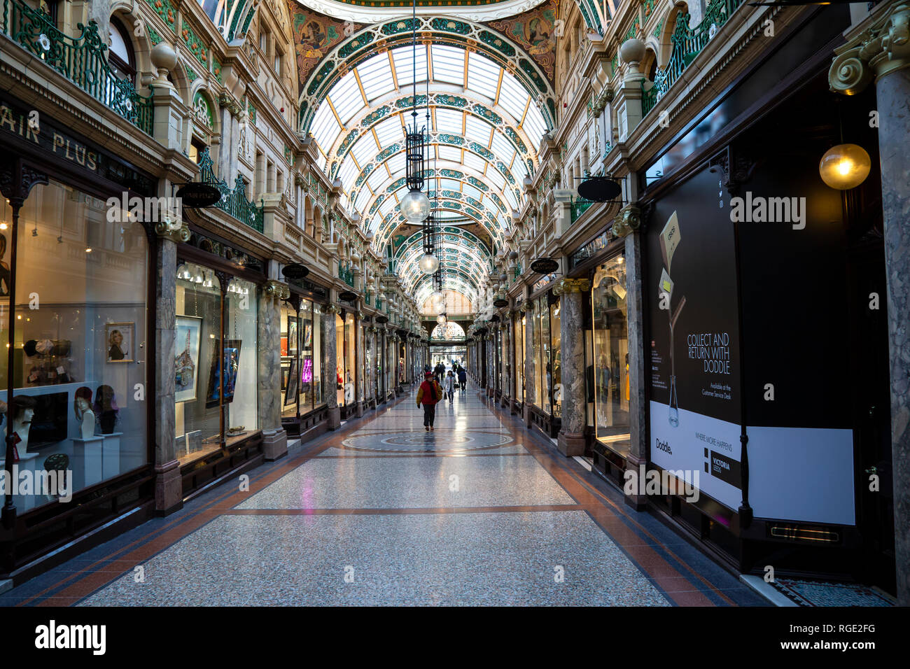 County Arcade centro commerciale per lo shopping nel quartiere vittoriano di Leeds City Centre è casa di una varietà di high end e negozi di designer Foto Stock