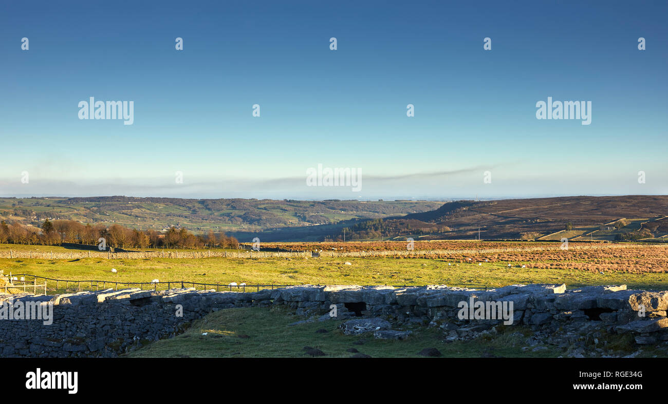 Il freddo pietre tagliate, GREENHOW, HARROGATE, N YORKS, UK. 28 gen 2019. Heather bruciare il fumo si blocca nel cielo. A sud est attraverso Nidderdale a Harrogate Foto Stock