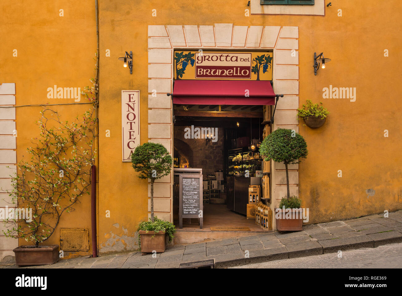 La grotta del vino Brunello shop, città sulla collina di Montalcino, Toscana, Italia Foto Stock