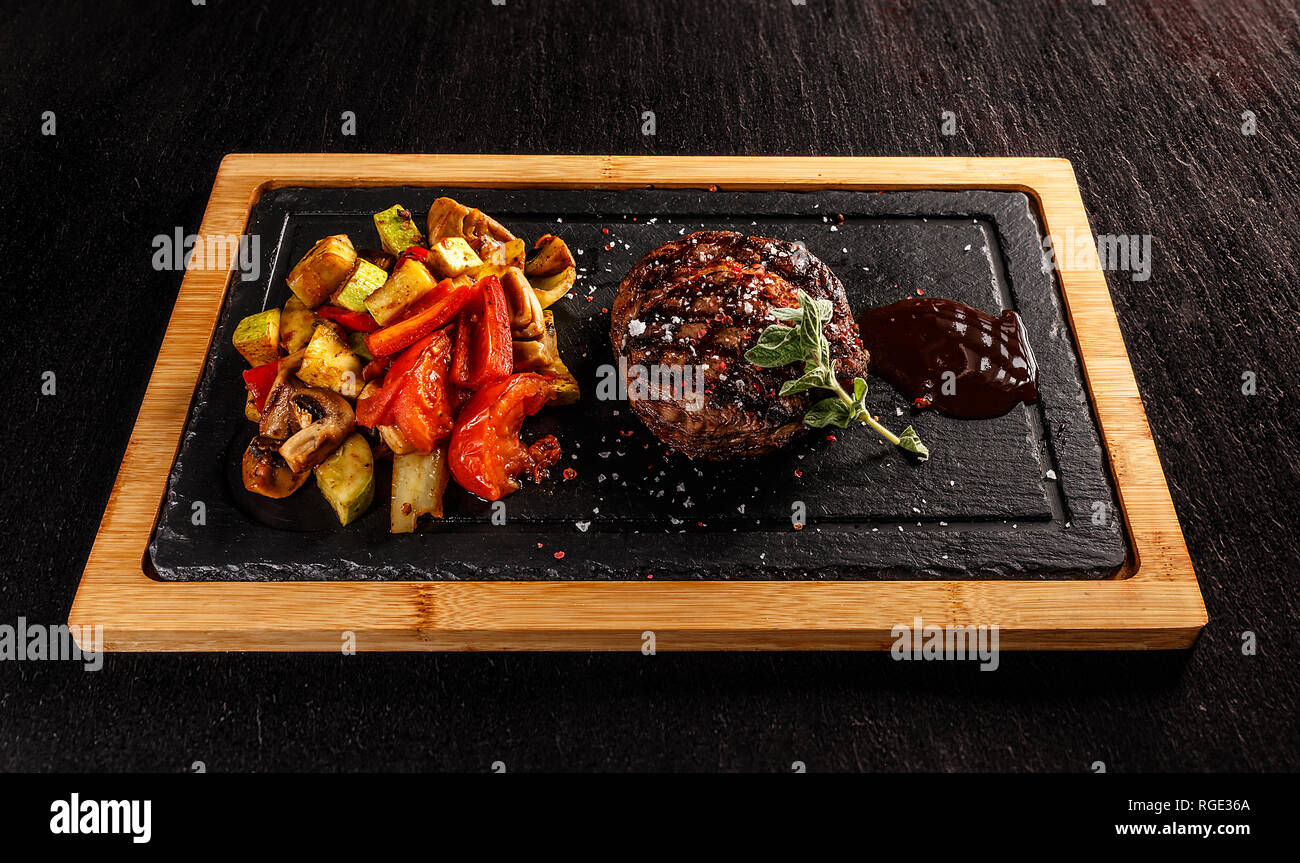 Ribeye con verdure grigliate e salsa barbecue con coke Foto Stock