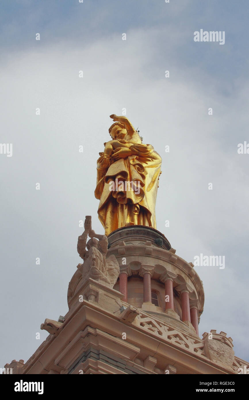 Vergine Maria statua con bambino sul duomo torre campanaria. Marseille, Francia Foto Stock