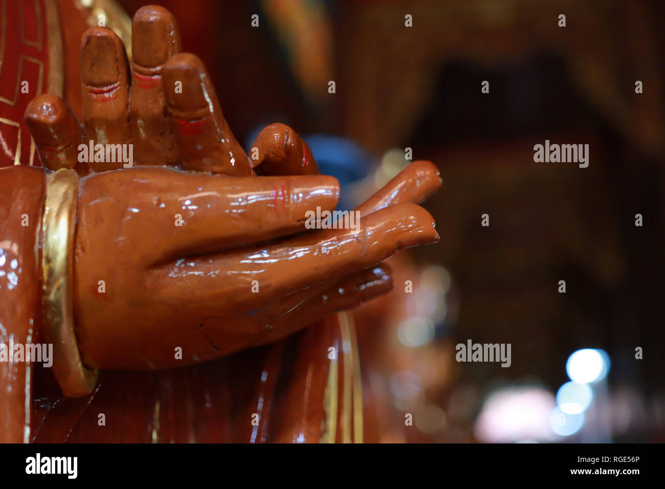 Kanchanaburi.Thailandia,Jan 24,2019 , prendere foto organizzata la mani di Guan Yin Bodhisattva scolpito in legno. Basato sul concetto del Buddismo in Wat Foto Stock