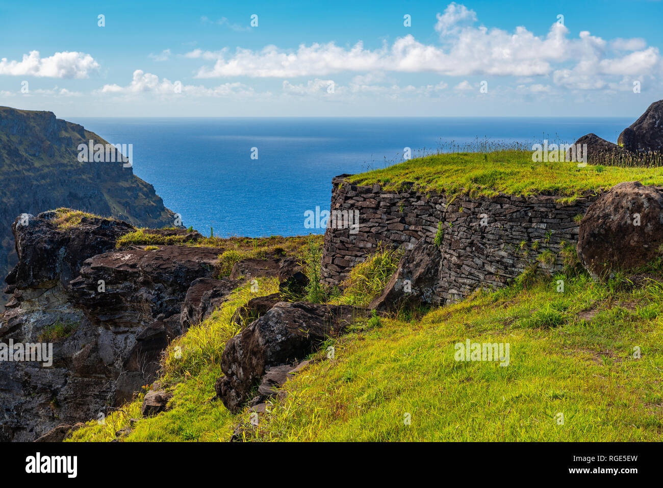 Il cerimoniale e il centro religioso di Orongo dal Rano Kau cratere vulcanico e l'Oceano Pacifico sulla Rapa Nui (l'Isola di Pasqua), Cile. Foto Stock