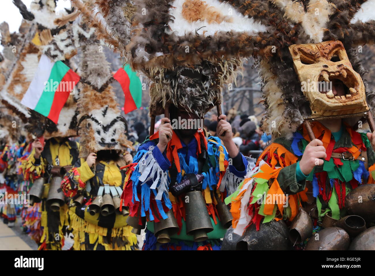 Pernik, Bulgaria - 27 Gennaio 2019 - Masquerade Surva festival di Pernik, Bulgaria. Persone con maschera chiamata Kukeri danza e eseguire per spaventare la evi Foto Stock