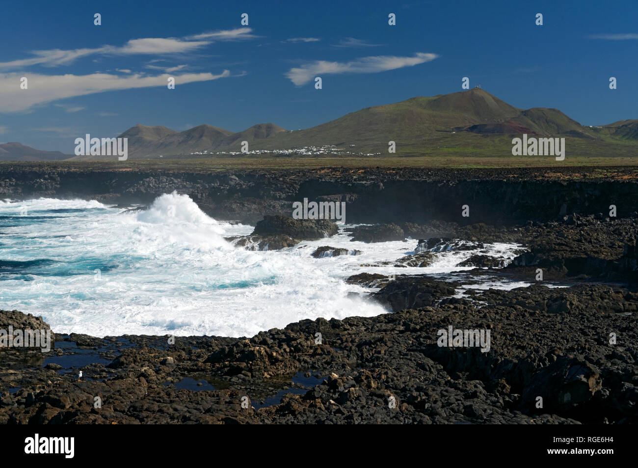 Atlantico drammatica scena di mare, lungo la fascia costiera della Rubicone deserto, Playa Blanca, Lanzarote, Isole Canarie, Spagna. Foto Stock