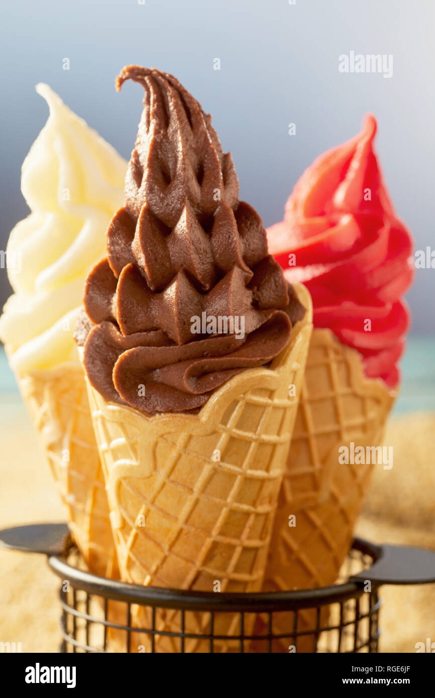 Vista ravvicinata di coloratissimi gelato in cialda croccante coni Foto Stock