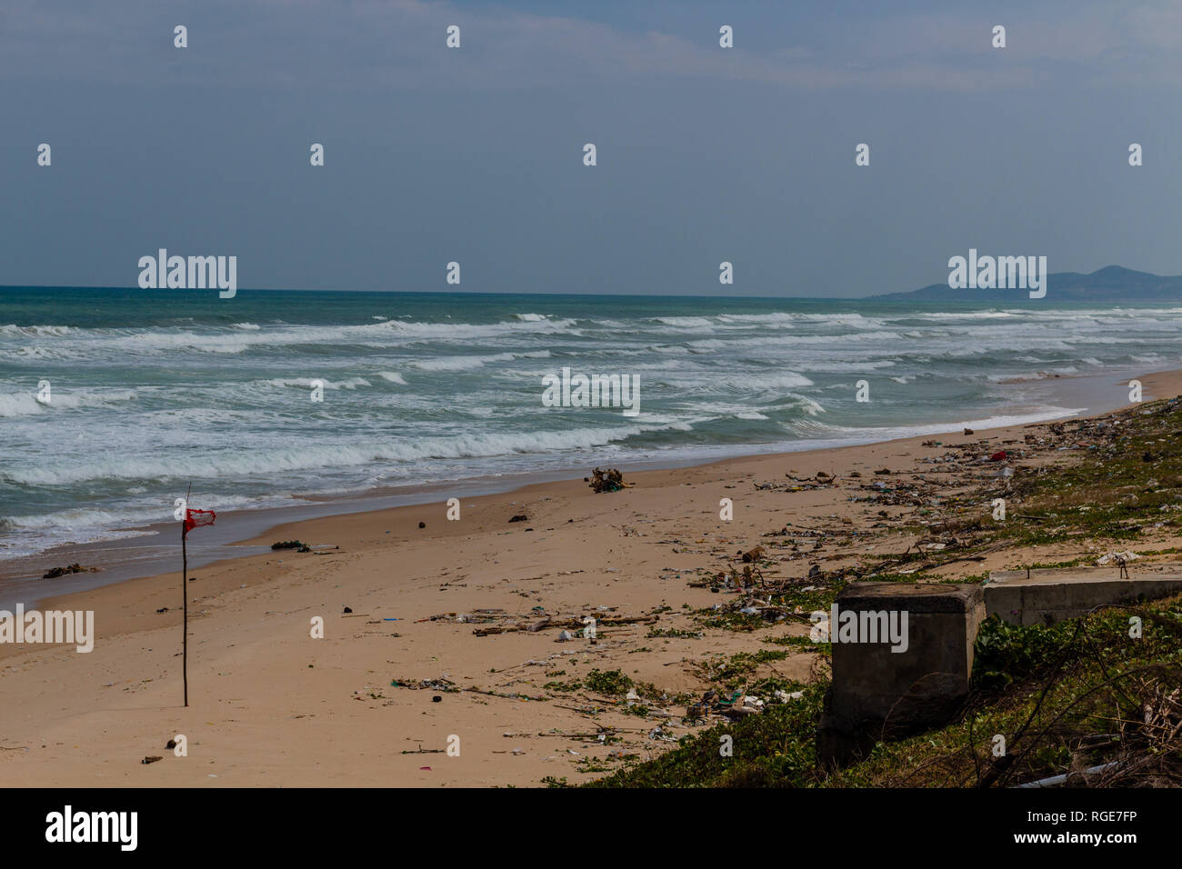 Spiaggia l'inquinamento, la plastica e i rifiuti da ocean sulla spiaggia Foto Stock